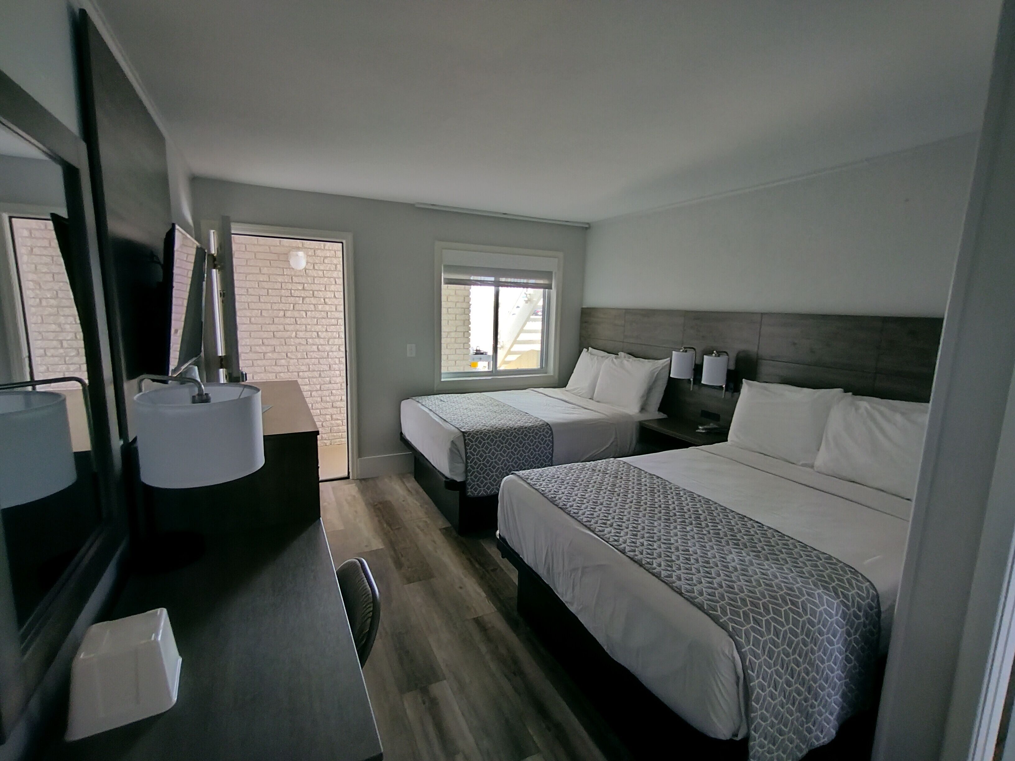Habitació doble estàndard, 2 llits dobles | Cortines opaques, wifi gratuïta i roba de llit 