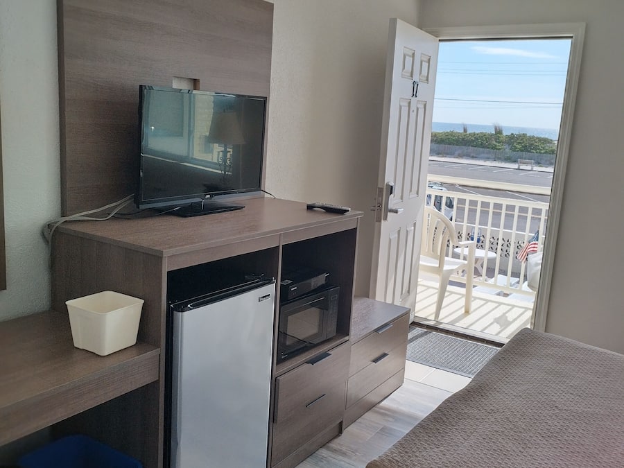 Standard Room, 1 Queen Bed, Partial Sea View | Blackout curtains, free WiFi, bed sheets