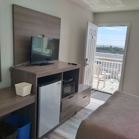 Chambre Standard, 1 grand lit, vue partielle sur la mer | Rideaux occultants, Wi-Fi gratuit, draps fournis. Luna Mar Motel