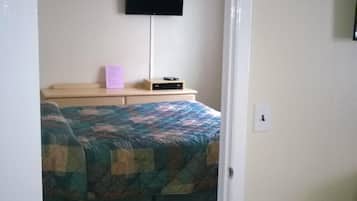 Family Apartment, 2 Queen Beds, Kitchen | Blackout curtains, free WiFi, bed sheets