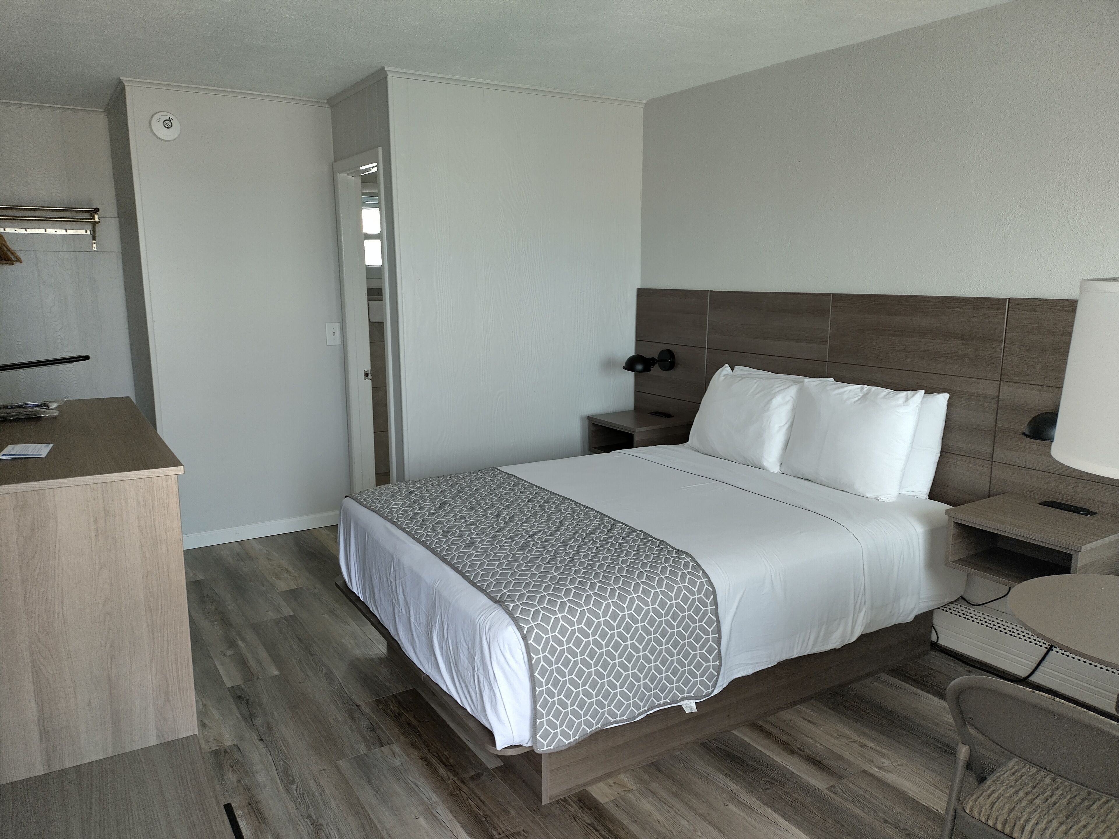 Habitación estándar, 1 cama Queen size, vista parcial al mar | Cortinas blackout, wifi gratis y ropa de cama 