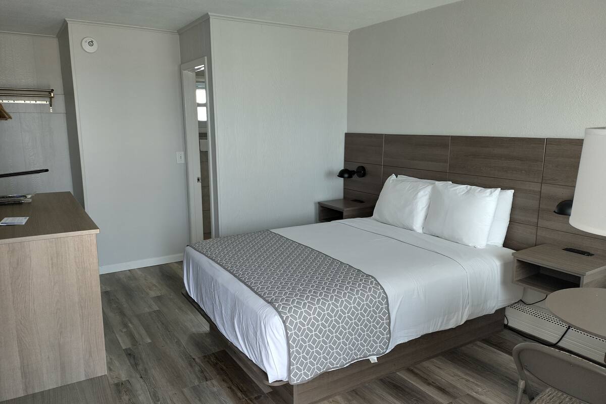 Habitación estándar, 1 cama Queen size, vista parcial al mar | Cortinas blackout, wifi gratis y ropa de cama