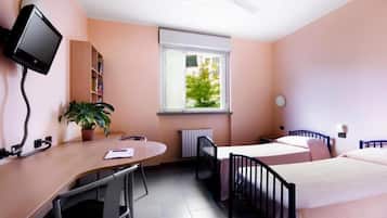 Una cassaforte in camera, una scrivania, tende oscuranti