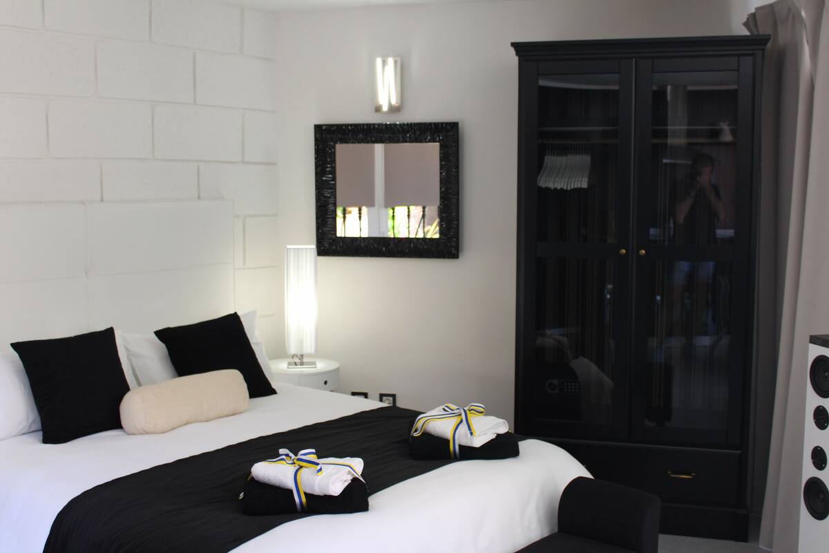 Luxury Studio, Terrace, Sea View (Black and White)