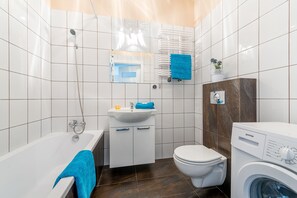 Departamento, 2 habitaciones (at 63 Krancowa Street) | Baño | Amenidades de baño gratuitas y toallas