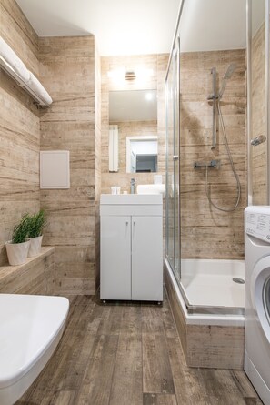 Appartement, 2 slaapkamers (4a Strubiczow Street) | Badkamer | Gratis toiletartikelen, handdoeken