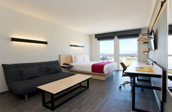 Zimmersafe, Schreibtisch, Bügeleisen/Bügelbrett, Bettwäsche