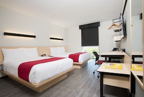A hotel room with two beds, a desk, and a chair. - City Express by Marriott Santiago Aeropuerto Chile (Santiago)