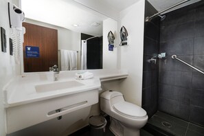 Een douche, een haardroger, handdoeken