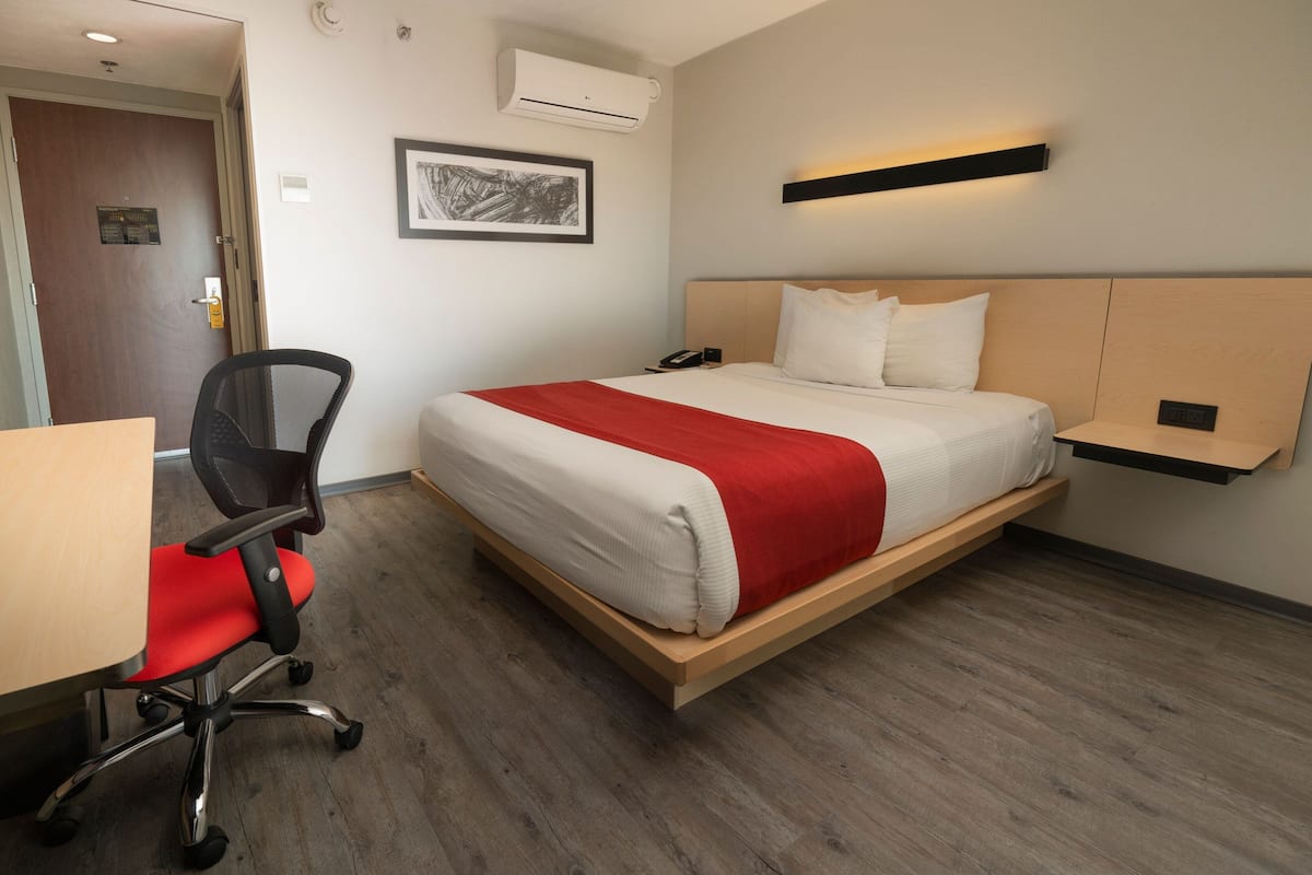 Zimmer, 1 Queen-Bett, Nichtraucher | Zimmersafe, Schreibtisch, Bügeleisen/Bügelbrett, Bettwäsche