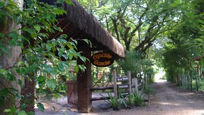 A rustic thatched-roof structure with a sign reading "Captão Cancha". - Pousada Capitão Gancho (Maraú)