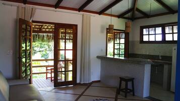 Bangalô superior, vista para o jardim | Cozinha americana privada