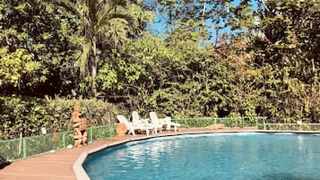 Utomhuspool och solstolar