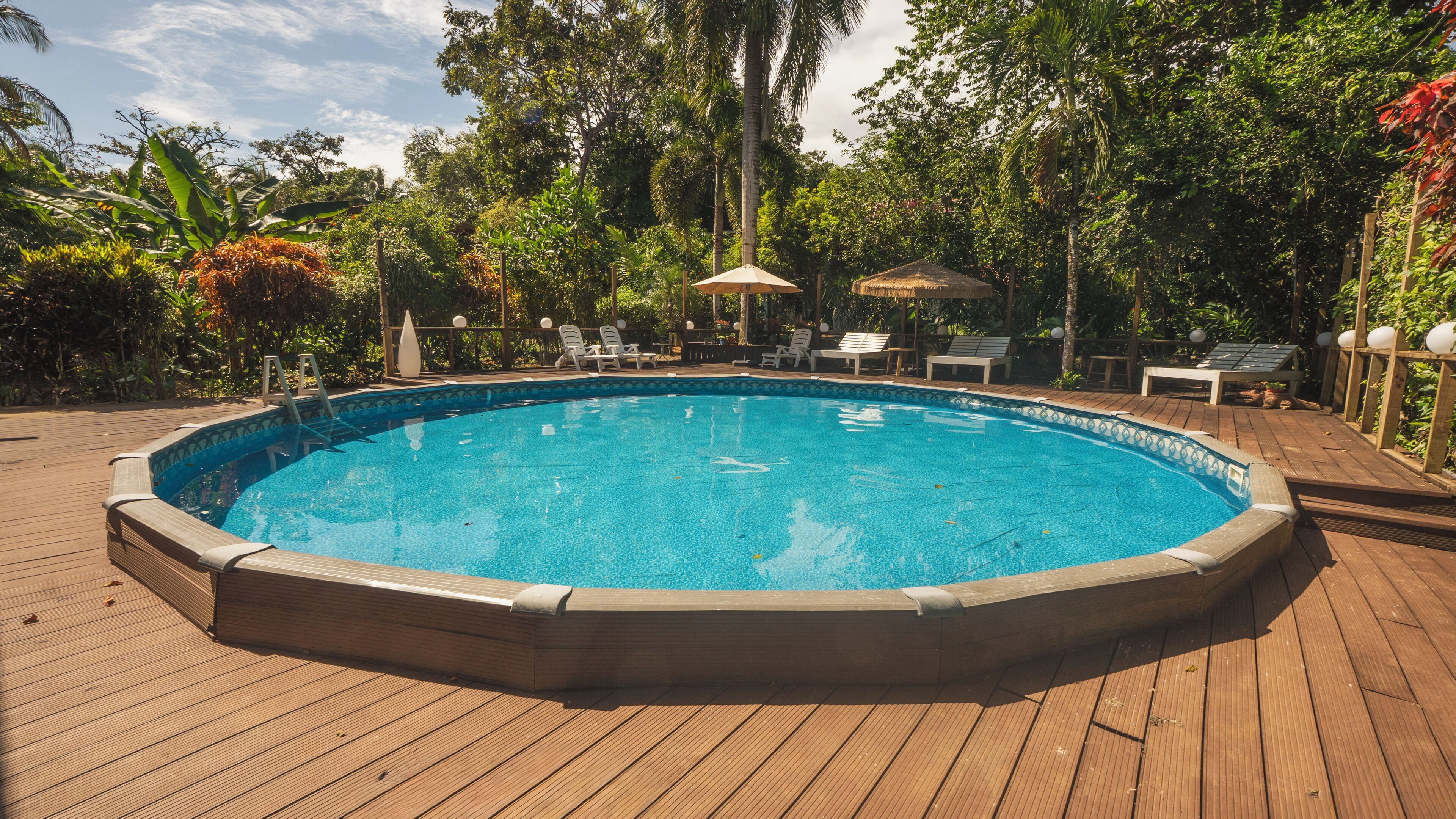 Piscina externa, espreguiçadeiras