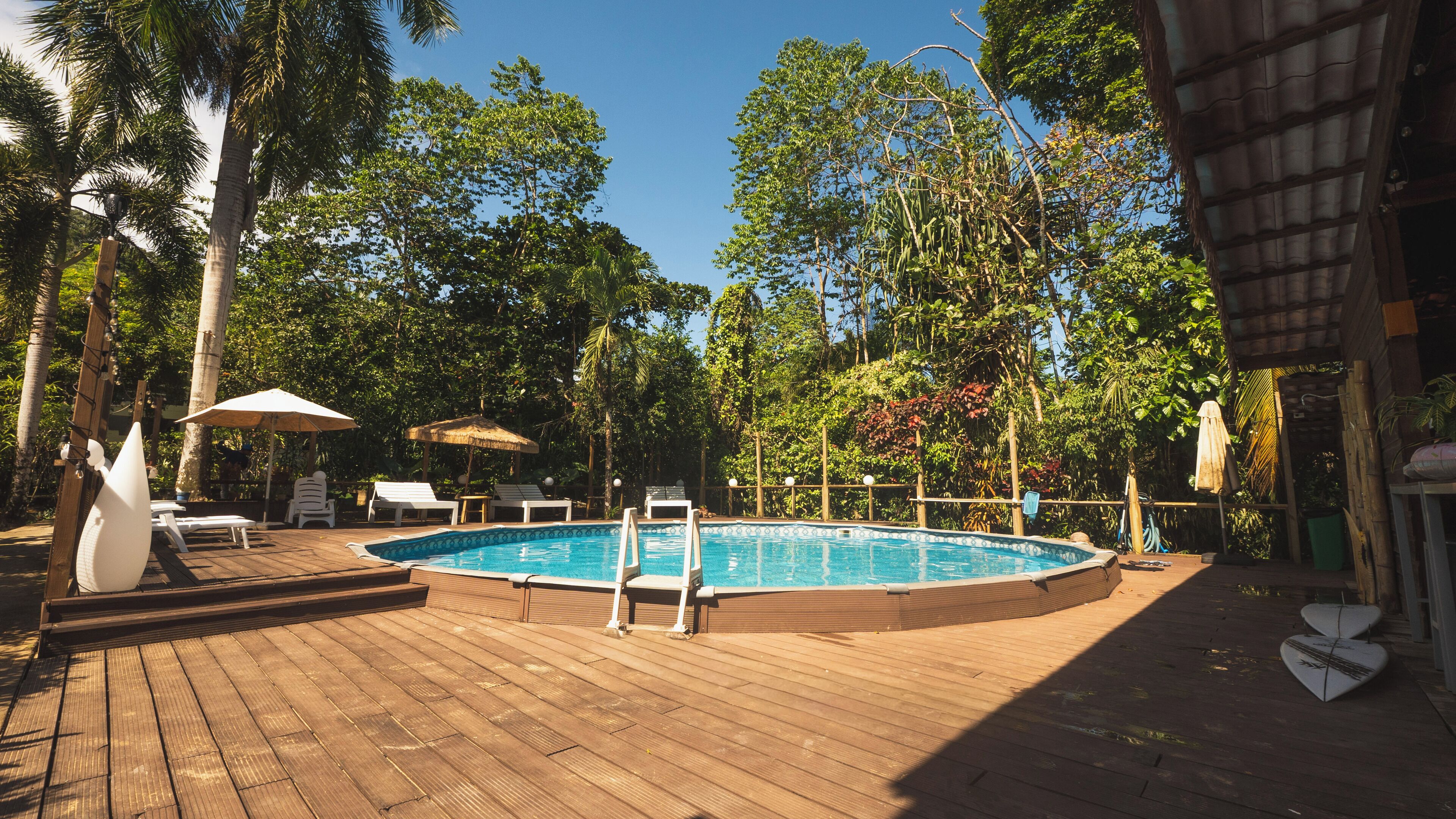 室外泳池；躺椅