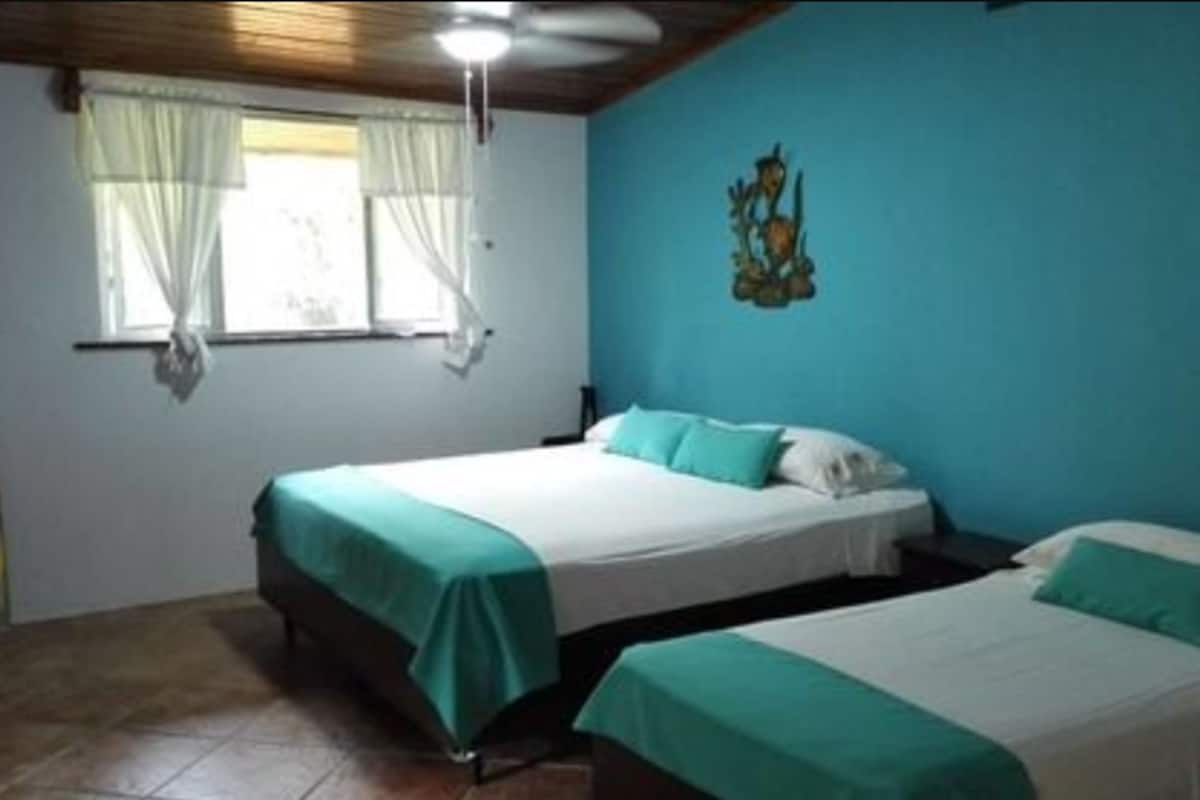 Habitación cuádruple, balcón | Wifi gratis y ropa de cama