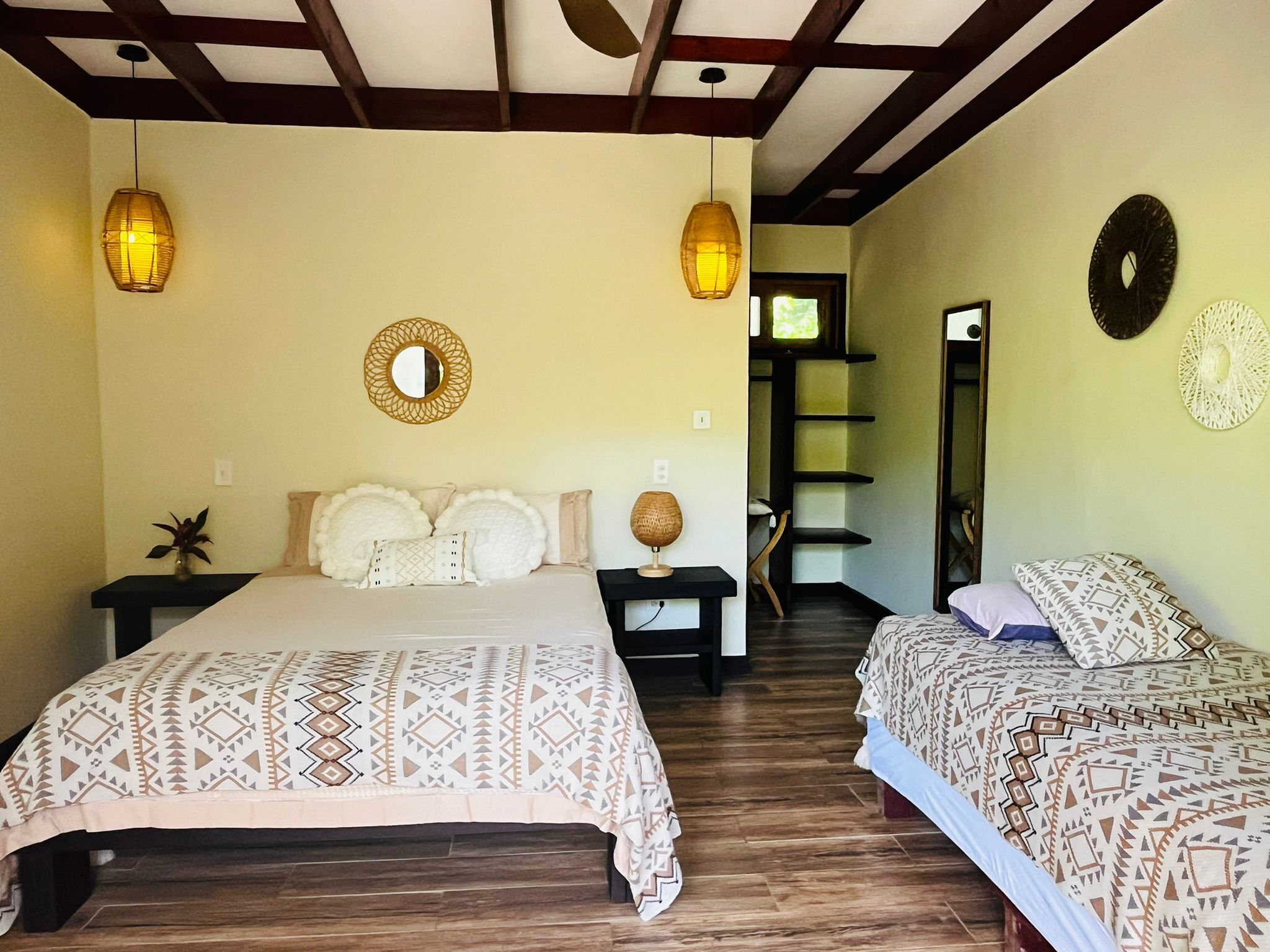 Chambre Triple Économique, vue jardin, côté cour intérieure | Wi-Fi gratuit, draps fournis