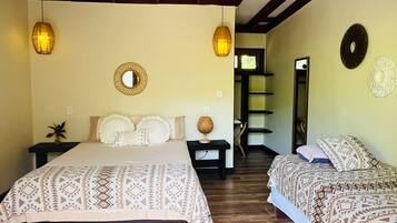 Habitación triple económica, vistas al jardín, en la zona del patio | Wifi gratis y ropa de cama