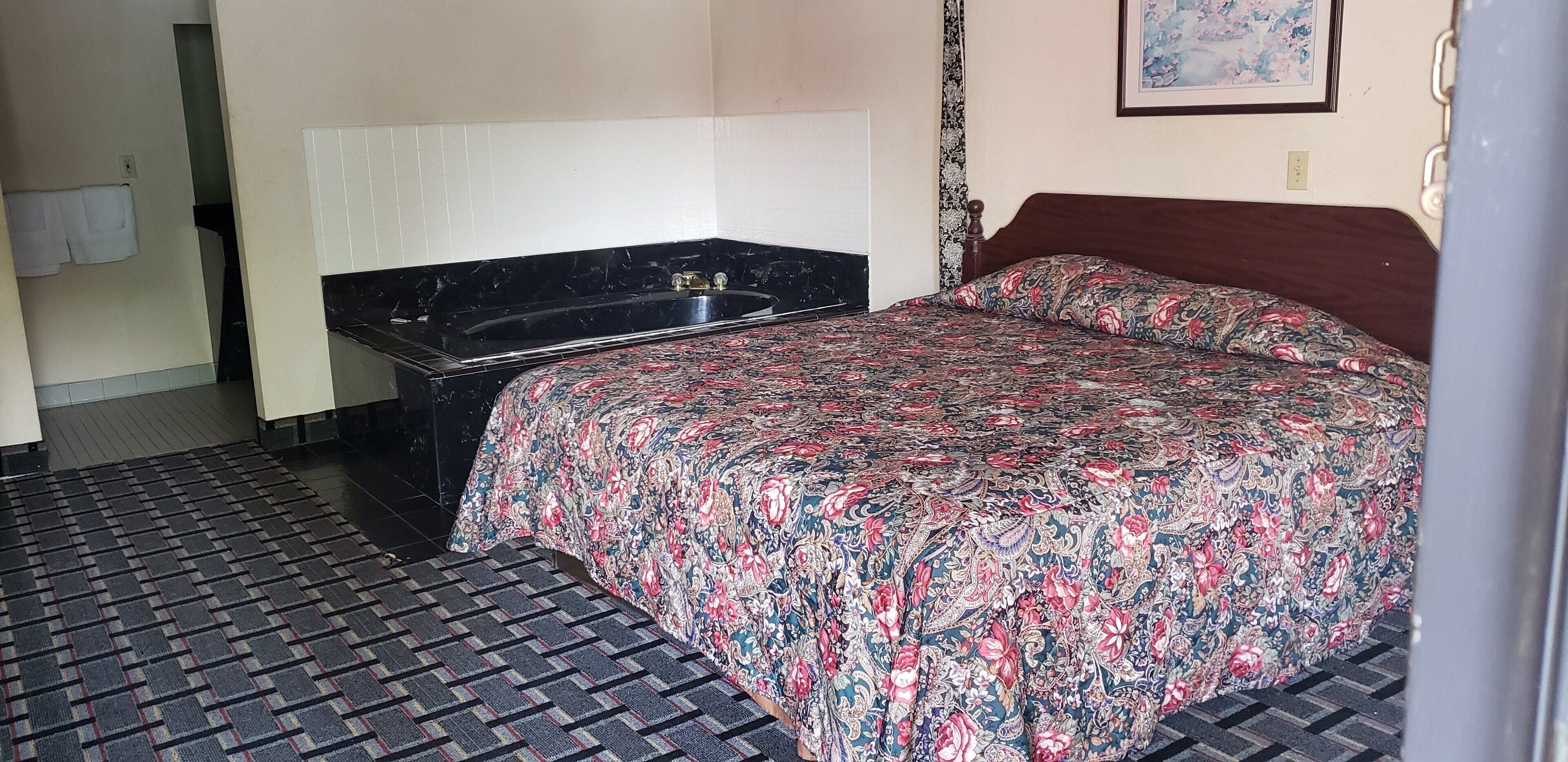 Standard Room, 1 King Bed, Jetted Tub | Desk, free WiFi, bed sheets
