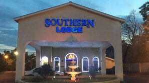 Front of property – evening/night - Southern Lodge & Suites (Orangeburg)