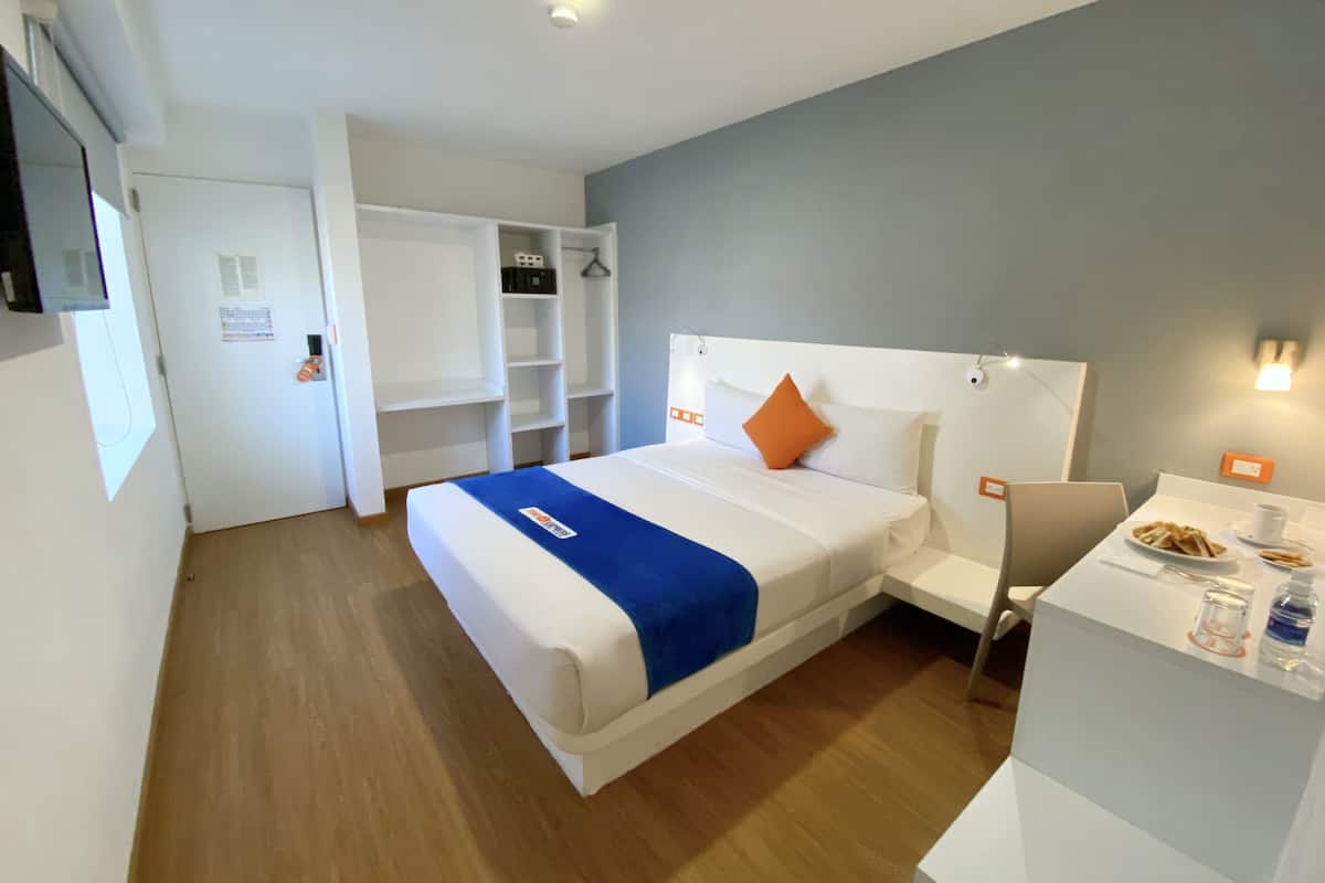 Caja de seguridad en la habitación y escritorio