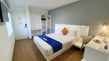 Habitación estándar | Caja de seguridad en la habitación y escritorio