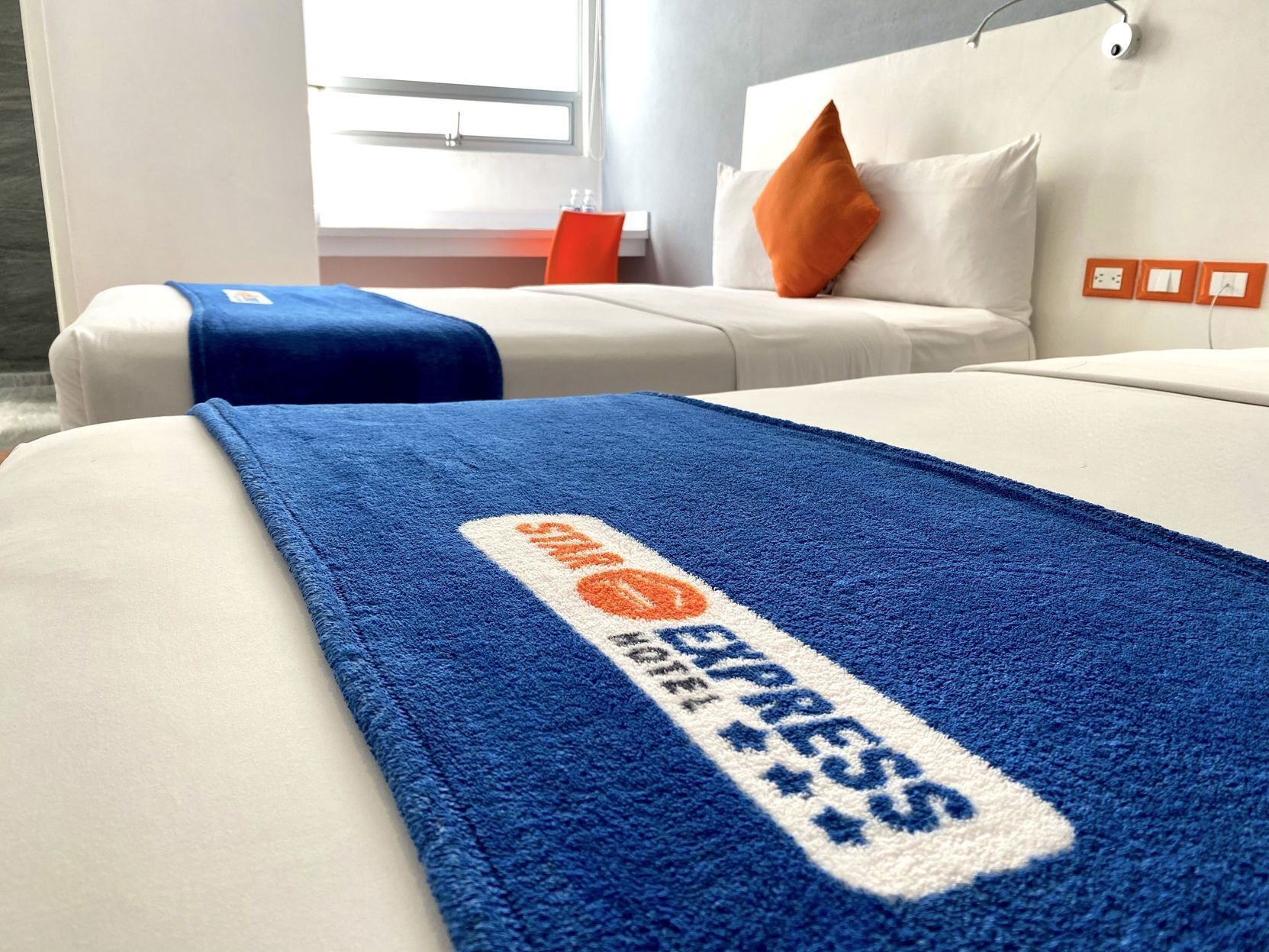 Peti besi dalam bilik, meja, ruang kerja komputer riba, Wi-fi percuma 