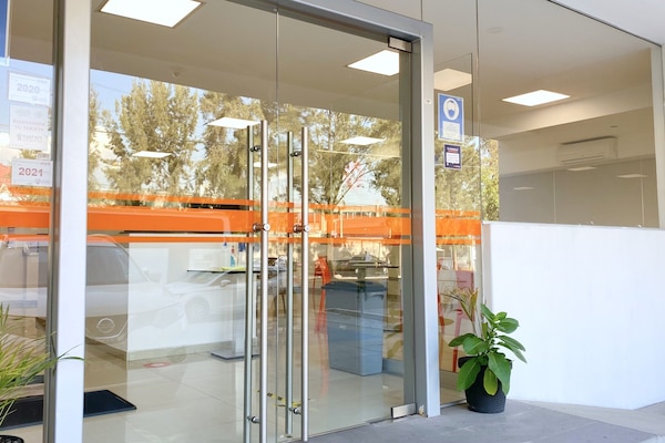 Vista frontal de la propiedad