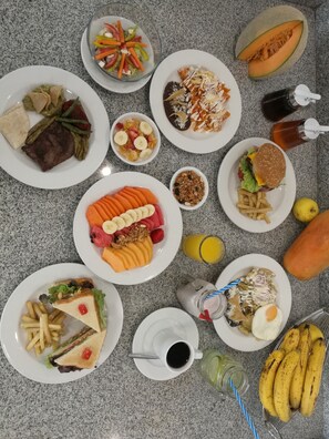 Diversos alimentos y bebidas sobre una encimera de granito.