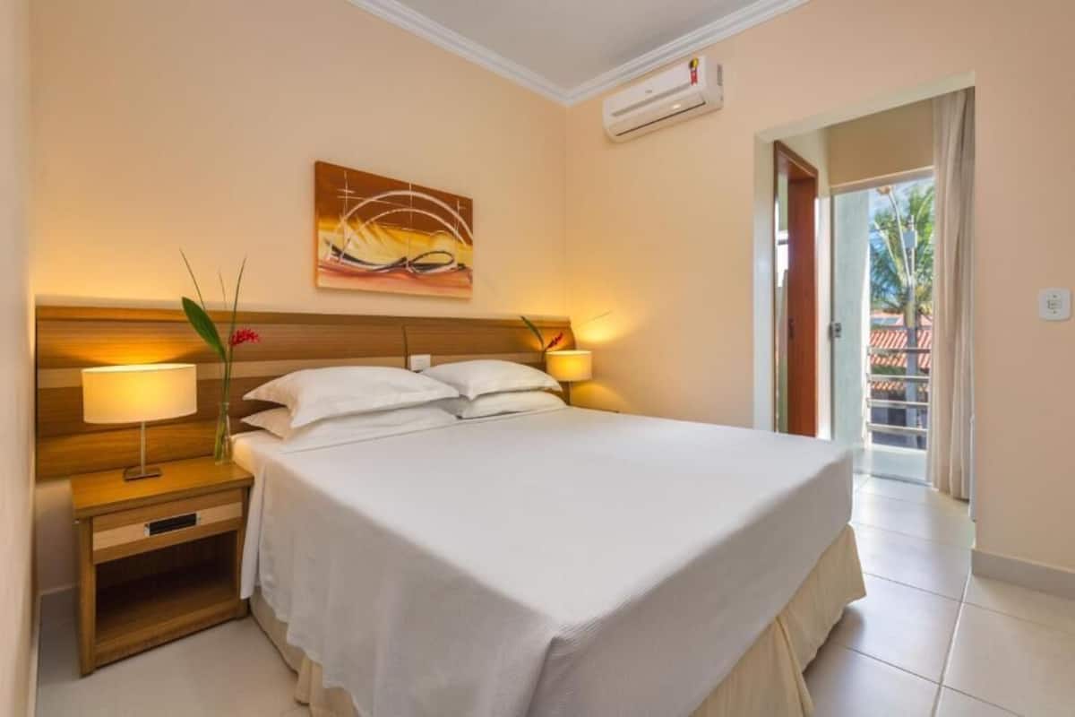 Apartamento Duplo Standard | Minibar, in-room safe, blackout drapes, free WiFi