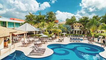 حمّام سباحة خارجي، مظلات على حمّام السباحة، مقاعد للتشمس