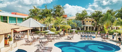 室外游泳池,池畔遮阳伞,日光浴躺椅