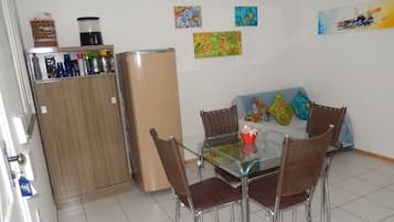 Apartament, 2 banys | Zona de menjador de l'habitació