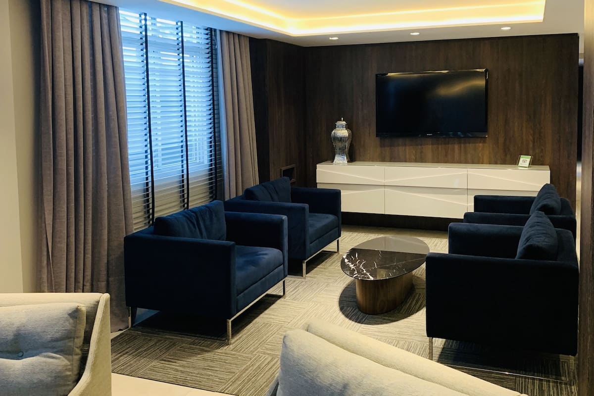 Minibar, brankas, meja kerja, dan tirai kedap cahaya