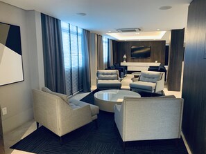 Minibar, in-room safe, desk, blackout drapes - Hotel Kennedy (Sao Jose)