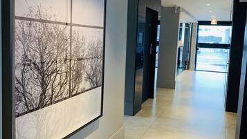 Minibar, caja fuerte, escritorio y cortinas opacas