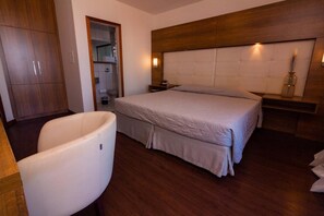 Minibar, in-room safe, desk, blackout drapes - Hotel Kennedy (Sao Jose)