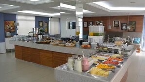 A buffet area with various food items and beverages. - Hotel Kennedy (Sao Jose)