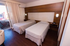 Minibar, in-room safe, desk, blackout drapes - Hotel Kennedy (Sao Jose)