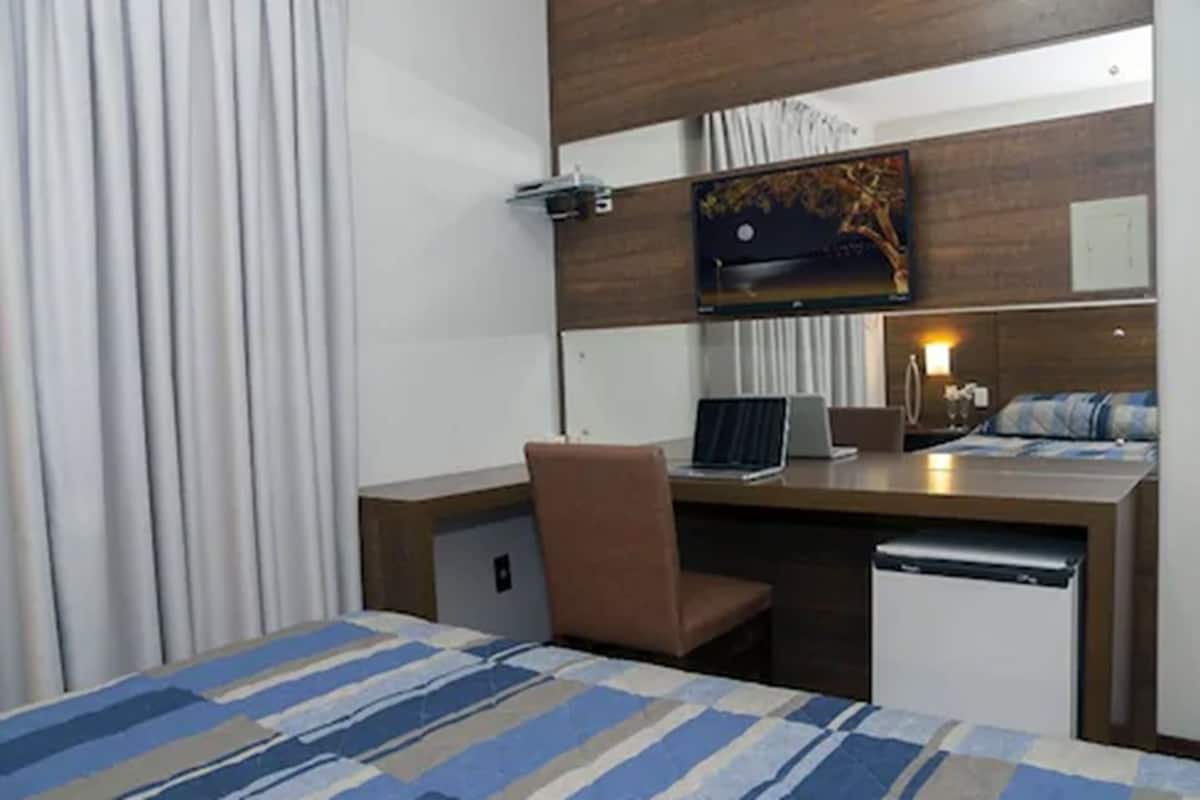 Minibar, brankas, meja kerja, dan tirai kedap cahaya
