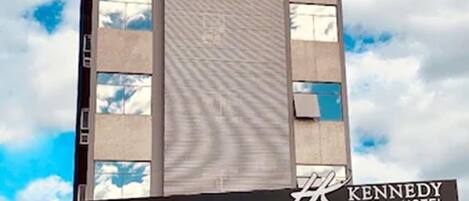 Vista frontal de la propiedad