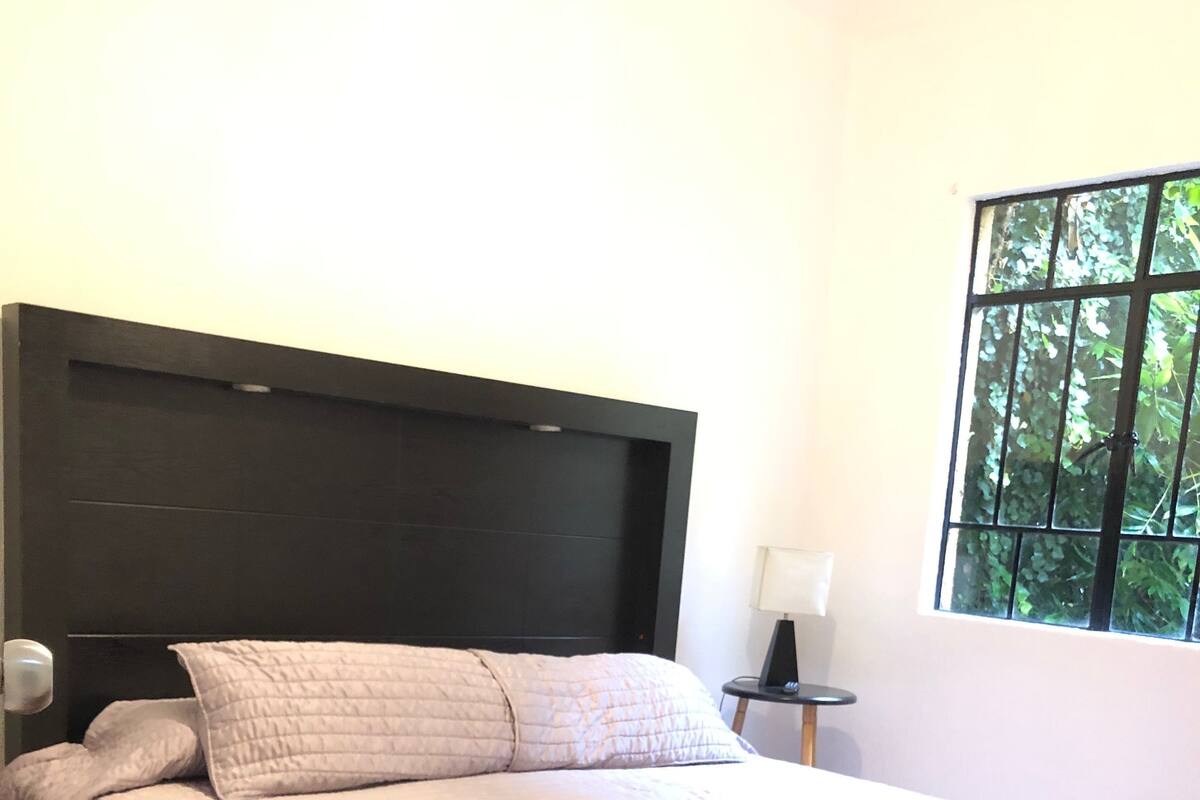Deluxe Room | Iron/ironing board, free WiFi, bed sheets