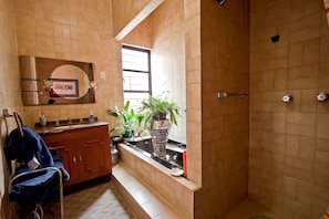 Classic Double Room | Bathroom | Shower, free toiletries, hair dryer, towels
