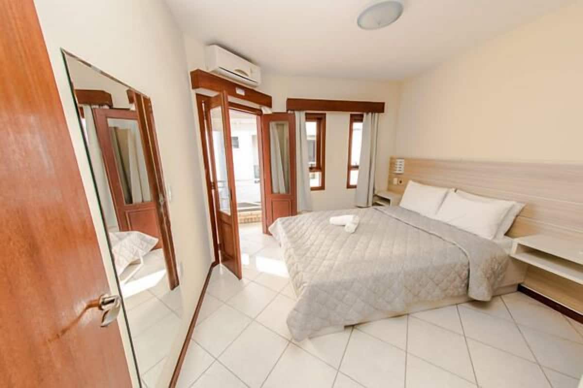 Duplex, 2 Bedrooms (Casal) | In-room safe, desk, blackout drapes, cribs/infant beds