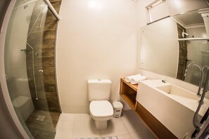 Comfort Double Room, 1 Bedroom | Bathroom | Shower, free toiletries, hair dryer, towels - Pousada Cristalmar (Bombinhas)