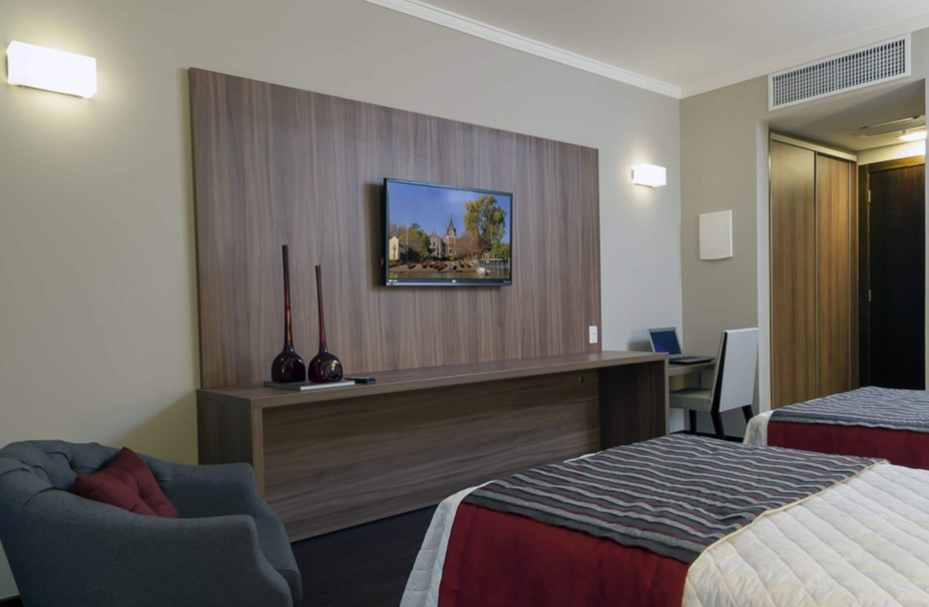 quarto twin luxo | minibar, in-room safe, desk, blackout curtains