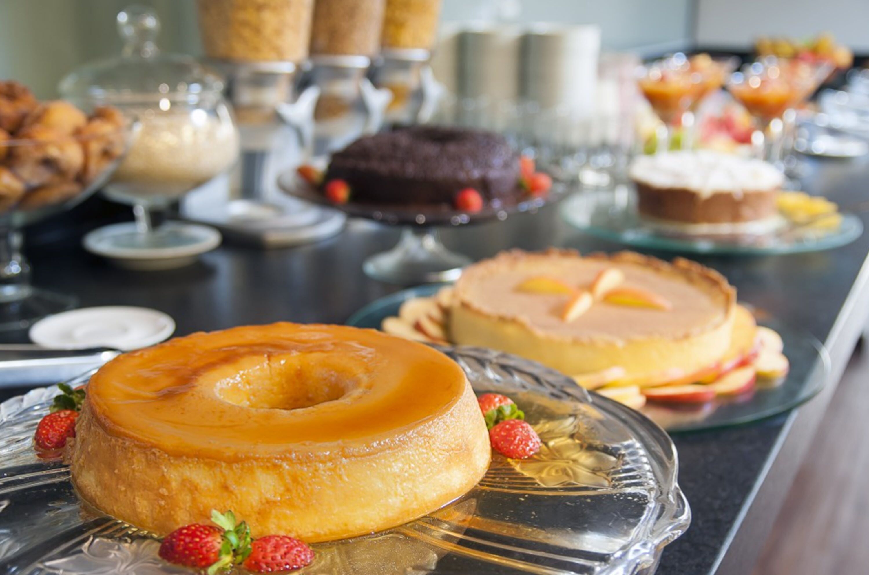 Un bufé de postres con diversos pasteles y dulces.