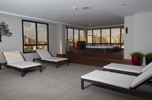 Bañera de hidromasaje cubierta