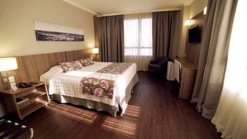 Quarto Casal Luxo | Minibar, una cassaforte in camera, una scrivania, tende oscuranti