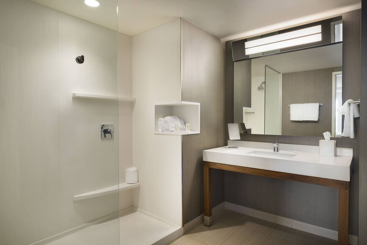 king suite | bathroom | shower, eco-friendly toiletries, hair dryer, towels